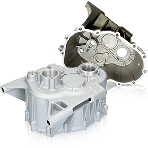 Deux carters moteur en aluminium pour motos en argent et en gris.